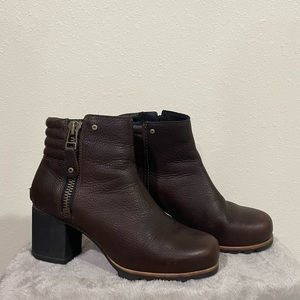 Sorel brown heeled boot. Gently loved. Color brown. Size 9